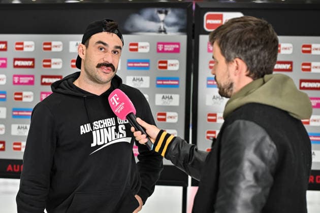 Penny DEL; Augsburger Panther - Grizzlys Wolfsburg, 02.10.2026 AUGSBURG, GERMANY; 02. OCTOBER: im Bild Trevor PARKES (Augsburger Panther 84) beim Interview mit Magenta vor dem Match der Penny DEL zwischen den Augsburger Panthern und den Grizzlys Wolfsburg am 5. Spieltag im Curt Frenzel Stadion Copyright: xBEAUTIFULxSPORTS Goldbergx