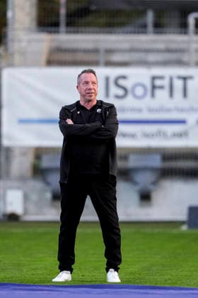 Markus Kauczinski (Trainer, Cheftrainer, SVS), Freisteller, Ganzkörper, Einzelbild, Einzelfoto, Aktion, Action, Freude, freuen, freut sich, freundlich, fröhlich, glücklich, strahlend, optimistisch, 02.10.2026, Sandhausen (Deutschland), Fussball, Regionalliga Südwest, SV Sandhausen - 1. FC Kaiserslautern II