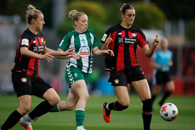 Fußball I Frauen I Saison 2026-2027 I Bundesliga I Bayer 04 Leverkusen - Werder Bremen I 02.10.2026 Carolin Simon (30, Bayer 04 Leverkusen) Elena Dhont (31, Werder Bremen) und Selina Ostermeier (2, Bayer 04 Leverkusen) im Dreikampf. Aktion, Dynamik Leverkusen Ulrich-Haberland-Stadion Nordrhein-Westfalen Deutschland Copyright: xLobeca CedricxSiefkerx