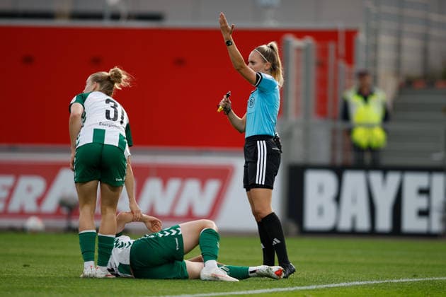 Fußball I Frauen I Saison 2026-2027 I Bundesliga I Bayer 04 Leverkusen - Werder Bremen I 02.10.2026 Julia Boike (Schiedsrichterin) bittet um Hilfe für Mei Shimada (8, Werder Bremen) Leverkusen Ulrich-Haberland-Stadion Nordrhein-Westfalen Deutschland Copyright: xLobeca CedricxSiefkerx