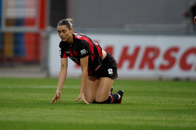 Fußball I Frauen I Saison 2026-2027 I Bundesliga I Bayer 04 Leverkusen - Werder Bremen I 02.10.2026 Selina Ostermeier (2, Bayer 04 Leverkusen) Liegt nach einem Foul am Boden und steht wieder auf Leverkusen Ulrich-Haberland-Stadion Nordrhein-Westfalen Deutschland Copyright: xLobeca CedricxSiefkerx