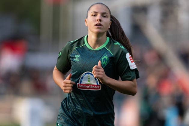 Luna Vanzeir 30 (Werder Bremen Frauen) beim Warm-up, Bayer 04 Leverkusen Frauen vs. SV Werder Bremen Frauen, Fussball, Google Pixel Frauen-Bundesliga, 6. Spieltag, 2026 2027, 02.10.2026 DFB regulations prohibit any use of photographs as image sequences and or quasi-video Leverkusen Nordrhein-Westfalen Deutschland