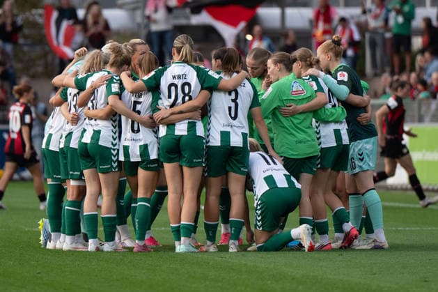 Bremer Mannschaft schwört sich ein vor dem Anpfiff, Bayer 04 Leverkusen Frauen vs. SV Werder Bremen Frauen, Fussball, Google Pixel Frauen-Bundesliga, 6. Spieltag, 2026 2027, 02.10.2026 DFB regulations prohibit any use of photographs as image sequences and or quasi-video Leverkusen Nordrhein-Westfalen Deutschland