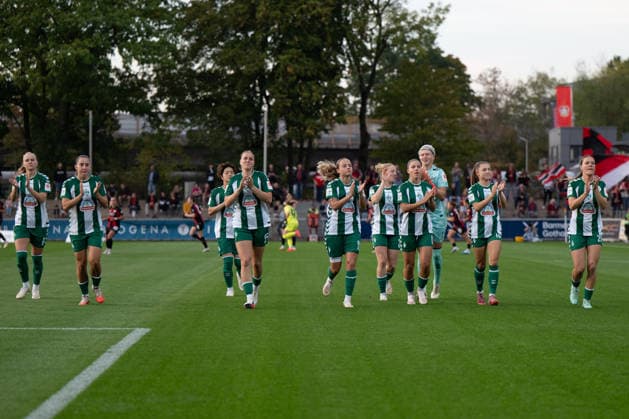 Bremer Mannschaft läuft zu den Fans vor dem Anpfiff, Bayer 04 Leverkusen Frauen vs. SV Werder Bremen Frauen, Fussball, Google Pixel Frauen-Bundesliga, 6. Spieltag, 2026 2027, 02.10.2026 DFB regulations prohibit any use of photographs as image sequences and or quasi-video Leverkusen Nordrhein-Westfalen Deutschland