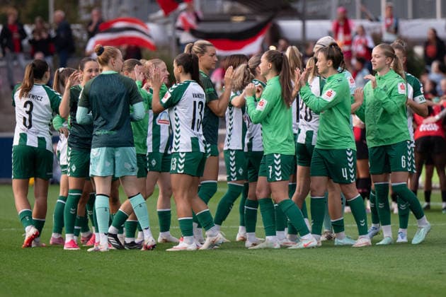 Bremer Mannschaft schwört sich ein vor dem Anpfiff, Bayer 04 Leverkusen Frauen vs. SV Werder Bremen Frauen, Fussball, Google Pixel Frauen-Bundesliga, 6. Spieltag, 2026 2027, 02.10.2026 DFB regulations prohibit any use of photographs as image sequences and or quasi-video Leverkusen Nordrhein-Westfalen Deutschland