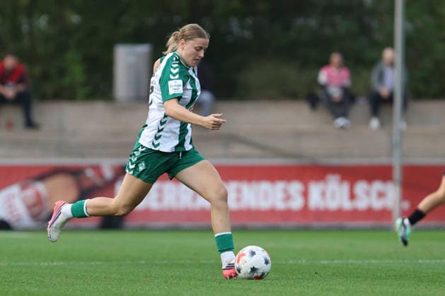 Sarah Gutmann (SV Werder Bremen) in Aktion, am Ball, Einzelaktion waehrend des Spiels der Frauen Bundesliga zwischen Bayer 04 Leverkusen und SV Werder Bremen, Ulrich-Haberland-Stadion am 02. October 2026 in Leverkusen, Deutschland. (Foto von Oliver Kaelke DeFodi Images) +++ Sarah Gutmann (SV Werder Bremen) controls the ball during the Bundesliga match between Bayer 04 Leverkusen and SV Werder Bremen at Ulrich-Haberland-Stadion on October 2, 2026 in Leverkusen, Germany. (Photo by Oliver Kaelke DeFodi Images) DFB DFL REGULATIONS PROHIBIT ANY USE OF PHOTOGRAPHS AS IMAGE SEQUENCES AND OR QUASI-VIDEO. (Photo by Oliver Kaelke DeFodi Images) -