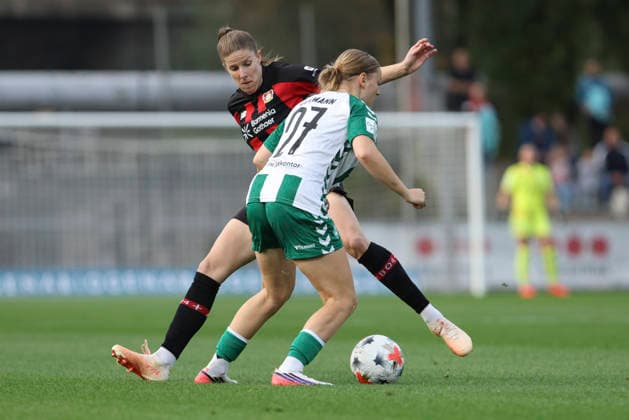 Sarah Gutmann (SV Werder Bremen) und Lilla Turanyi (Bayer 04 Leverkusen) im Zweikampf waehrend des Spiels der Frauen Bundesliga zwischen Bayer 04 Leverkusen und SV Werder Bremen, Ulrich-Haberland-Stadion am 02. October 2026 in Leverkusen, Deutschland. (Foto von Oliver Kaelke DeFodi Images) +++ Sarah Gutmann (SV Werder Bremen) und Lilla Turanyi (Bayer 04 Leverkusen) battle for the ball during the Bundesliga match between Bayer 04 Leverkusen and SV Werder Bremen at Ulrich-Haberland-Stadion on October 2, 2026 in Leverkusen, Germany. (Photo by Oliver Kaelke DeFodi Images) DFB DFL REGULATIONS PROHIBIT ANY USE OF PHOTOGRAPHS AS IMAGE SEQUENCES AND OR QUASI-VIDEO. (Photo by Oliver Kaelke DeFodi Images) -
