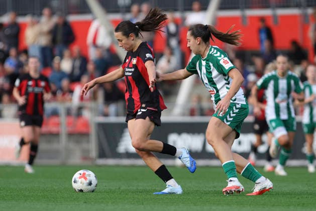 Loreen Bender (Bayer 04 Leverkusen) und Wiktoria Zieniewicz (SV Werder Bremen) im Zweikampf waehrend des Spiels der Frauen Bundesliga zwischen Bayer 04 Leverkusen und SV Werder Bremen, Ulrich-Haberland-Stadion am 02. October 2026 in Leverkusen, Deutschland. (Foto von Oliver Kaelke DeFodi Images) +++ Loreen Bender (Bayer 04 Leverkusen) und Wiktoria Zieniewicz (SV Werder Bremen) battle for the ball during the Bundesliga match between Bayer 04 Leverkusen and SV Werder Bremen at Ulrich-Haberland-Stadion on October 2, 2026 in Leverkusen, Germany. (Photo by Oliver Kaelke DeFodi Images) DFB DFL REGULATIONS PROHIBIT ANY USE OF PHOTOGRAPHS AS IMAGE SEQUENCES AND OR QUASI-VIDEO. (Photo by Oliver Kaelke DeFodi Images) -