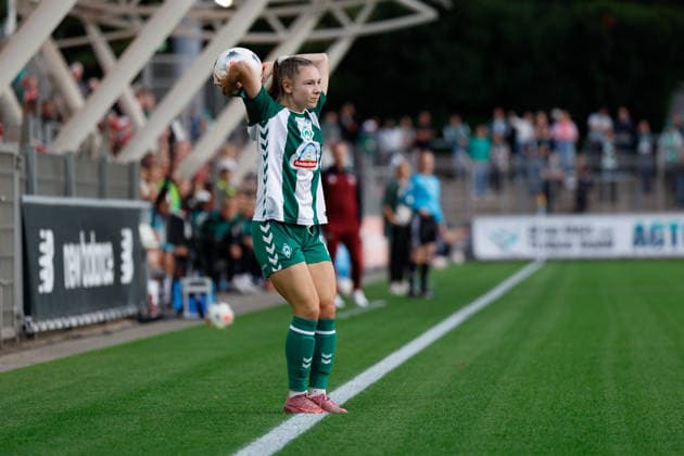 Fußball I Frauen I Saison 2026-2027 I Bundesliga I Bayer 04 Leverkusen - Werder Bremen I 02.10.2026 Michelle Weiss (15, Werder Bremen) wirft den Ball ein. Einwurf Leverkusen Ulrich-Haberland-Stadion Nordrhein-Westfalen Deutschland Copyright: xLobeca CedricxSiefkerx