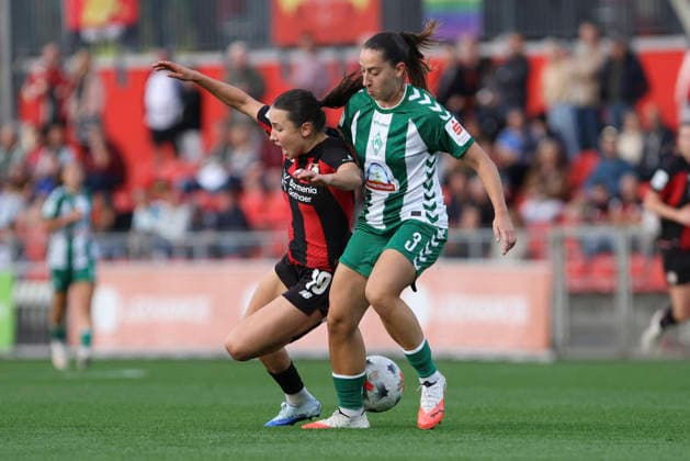 Loreen Bender (Bayer 04 Leverkusen) und Wiktoria Zieniewicz (SV Werder Bremen) im Zweikampf waehrend des Spiels der Frauen Bundesliga zwischen Bayer 04 Leverkusen und SV Werder Bremen, Ulrich-Haberland-Stadion am 02. October 2026 in Leverkusen, Deutschland. (Foto von Oliver Kaelke DeFodi Images) +++ Loreen Bender (Bayer 04 Leverkusen) und Wiktoria Zieniewicz (SV Werder Bremen) battle for the ball during the Bundesliga match between Bayer 04 Leverkusen and SV Werder Bremen at Ulrich-Haberland-Stadion on October 2, 2026 in Leverkusen, Germany. (Photo by Oliver Kaelke DeFodi Images) DFB DFL REGULATIONS PROHIBIT ANY USE OF PHOTOGRAPHS AS IMAGE SEQUENCES AND OR QUASI-VIDEO. (Photo by Oliver Kaelke DeFodi Images) -