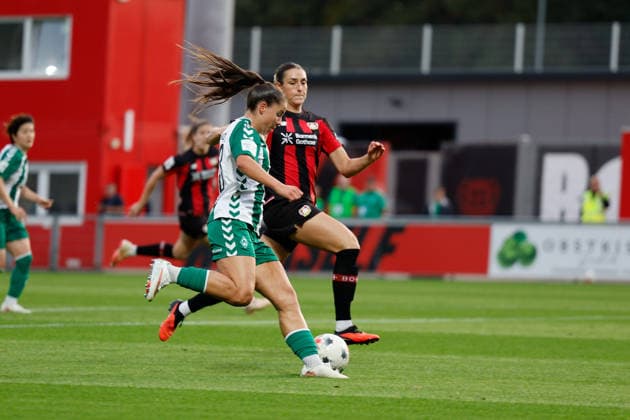 Fußball I Frauen I Saison 2026-2027 I Bundesliga I Bayer 04 Leverkusen - Werder Bremen I 02.10.2026 Luna Vanzeir (13, Werder Bremen) und Selina Ostermeier (2, Bayer 04 Leverkusen) im Strafraum im Zweikampf Leverkusen Ulrich-Haberland-Stadion Nordrhein-Westfalen Deutschland Copyright: xLobeca CedricxSiefkerx