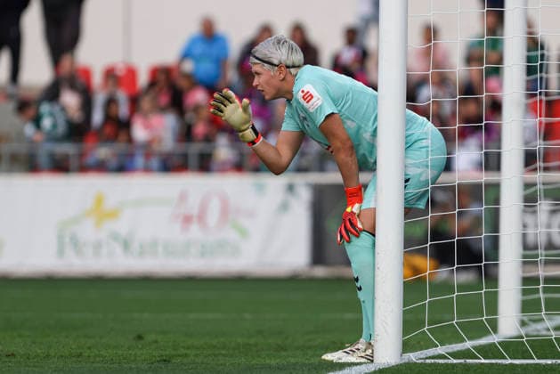 Torfrau Vanessa Fischer (SV Werder Bremen) gestikuliert, Gestik waehrend des Spiels der Frauen Bundesliga zwischen Bayer 04 Leverkusen und SV Werder Bremen, Ulrich-Haberland-Stadion am 02. October 2026 in Leverkusen, Deutschland. (Foto von Oliver Kaelke DeFodi Images) +++ Torfrau Vanessa Fischer (SV Werder Bremen) gestures during the Bundesliga match between Bayer 04 Leverkusen and SV Werder Bremen at Ulrich-Haberland-Stadion on October 2, 2026 in Leverkusen, Germany. (Photo by Oliver Kaelke DeFodi Images) DFB DFL REGULATIONS PROHIBIT ANY USE OF PHOTOGRAPHS AS IMAGE SEQUENCES AND OR QUASI-VIDEO. (Photo by Oliver Kaelke DeFodi Images) -