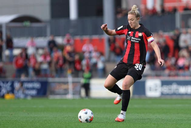 Carolin Simon (Bayer 04 Leverkusen) in Aktion, am Ball, Einzelaktion waehrend des Spiels der Frauen Bundesliga zwischen Bayer 04 Leverkusen und SV Werder Bremen, Ulrich-Haberland-Stadion am 02. October 2026 in Leverkusen, Deutschland. (Foto von Oliver Kaelke DeFodi Images) +++ Carolin Simon (Bayer 04 Leverkusen) controls the ball during the Bundesliga match between Bayer 04 Leverkusen and SV Werder Bremen at Ulrich-Haberland-Stadion on October 2, 2026 in Leverkusen, Germany. (Photo by Oliver Kaelke DeFodi Images) DFB DFL REGULATIONS PROHIBIT ANY USE OF PHOTOGRAPHS AS IMAGE SEQUENCES AND OR QUASI-VIDEO. (Photo by Oliver Kaelke DeFodi Images) -