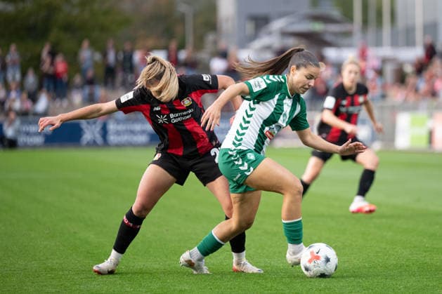 Luna Vanzeir 30 (Werder Bremen Frauen) am Ball, Bayer 04 Leverkusen Frauen vs. SV Werder Bremen Frauen, Fussball, Google Pixel Frauen-Bundesliga, 6. Spieltag, 2026 2027, 02.10.2026 DFB regulations prohibit any use of photographs as image sequences and or quasi-video Leverkusen Nordrhein-Westfalen Deutschland