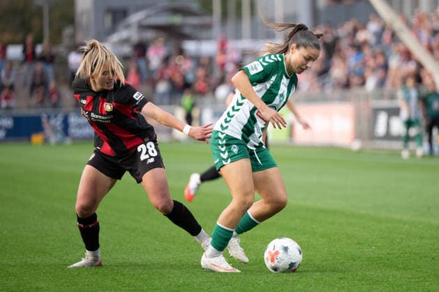 Luna Vanzeir 30 (Werder Bremen Frauen) am Ball, Bayer 04 Leverkusen Frauen vs. SV Werder Bremen Frauen, Fussball, Google Pixel Frauen-Bundesliga, 6. Spieltag, 2026 2027, 02.10.2026 DFB regulations prohibit any use of photographs as image sequences and or quasi-video Leverkusen Nordrhein-Westfalen Deutschland