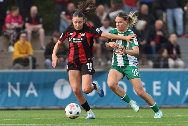 Loreen Bender (Bayer 04 Leverkusen) und Juliane Wirtz (SV Werder Bremen) im Zweikampf waehrend des Spiels der Frauen Bundesliga zwischen Bayer 04 Leverkusen und SV Werder Bremen, Ulrich-Haberland-Stadion am 02. October 2026 in Leverkusen, Deutschland. (Foto von Oliver Kaelke DeFodi Images) +++ Loreen Bender (Bayer 04 Leverkusen) und Juliane Wirtz (SV Werder Bremen) battle for the ball during the Bundesliga match between Bayer 04 Leverkusen and SV Werder Bremen at Ulrich-Haberland-Stadion on October 2, 2026 in Leverkusen, Germany. (Photo by Oliver Kaelke DeFodi Images) DFB DFL REGULATIONS PROHIBIT ANY USE OF PHOTOGRAPHS AS IMAGE SEQUENCES AND OR QUASI-VIDEO. (Photo by Oliver Kaelke DeFodi Images) -