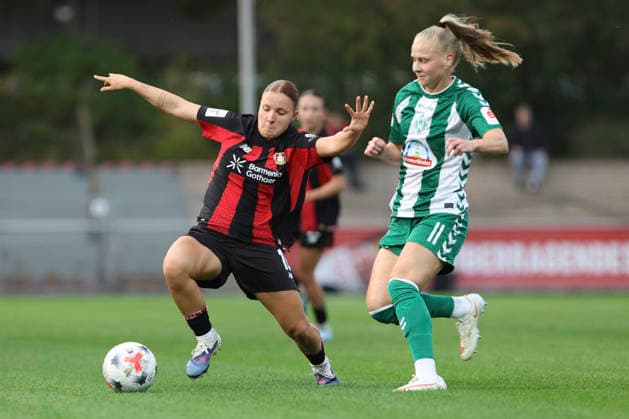 Sofie Zdebel (Bayer 04 Leverkusen) und Isabella Jaron (SV Werder Bremen) im Zweikampf waehrend des Spiels der Frauen Bundesliga zwischen Bayer 04 Leverkusen und SV Werder Bremen, Ulrich-Haberland-Stadion am 02. October 2026 in Leverkusen, Deutschland. (Foto von Oliver Kaelke DeFodi Images) +++ Sofie Zdebel (Bayer 04 Leverkusen) und Isabella Jaron (SV Werder Bremen) battle for the ball during the Bundesliga match between Bayer 04 Leverkusen and SV Werder Bremen at Ulrich-Haberland-Stadion on October 2, 2026 in Leverkusen, Germany. (Photo by Oliver Kaelke DeFodi Images) DFB DFL REGULATIONS PROHIBIT ANY USE OF PHOTOGRAPHS AS IMAGE SEQUENCES AND OR QUASI-VIDEO. (Photo by Oliver Kaelke DeFodi Images) -