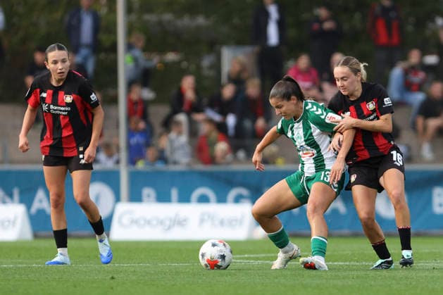 Luna Vanzeir (SV Werder Bremen) und Sofie Zdebel (Bayer 04 Leverkusen) im Zweikampf waehrend des Spiels der Frauen Bundesliga zwischen Bayer 04 Leverkusen und SV Werder Bremen, Ulrich-Haberland-Stadion am 02. October 2026 in Leverkusen, Deutschland. (Foto von Oliver Kaelke DeFodi Images) +++ Luna Vanzeir (SV Werder Bremen) und Sofie Zdebel (Bayer 04 Leverkusen) battle for the ball during the Bundesliga match between Bayer 04 Leverkusen and SV Werder Bremen at Ulrich-Haberland-Stadion on October 2, 2026 in Leverkusen, Germany. (Photo by Oliver Kaelke DeFodi Images) DFB DFL REGULATIONS PROHIBIT ANY USE OF PHOTOGRAPHS AS IMAGE SEQUENCES AND OR QUASI-VIDEO. (Photo by Oliver Kaelke DeFodi Images) -