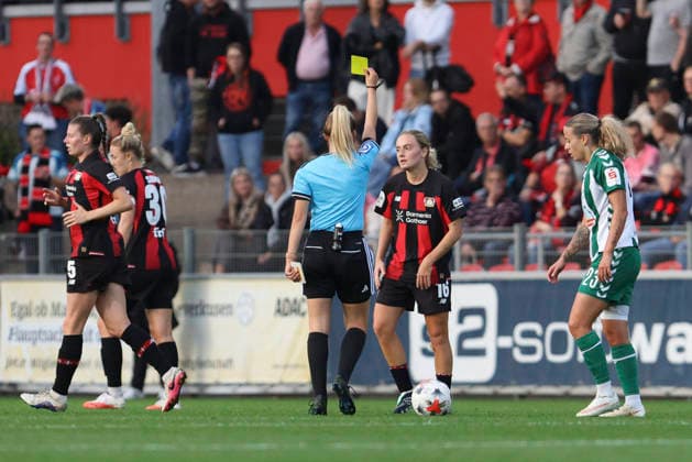 Sofie Zdebel (Bayer 04 Leverkusen) erhaelt die gelbe Karte waehrend des Spiels der Frauen Bundesliga zwischen Bayer 04 Leverkusen und SV Werder Bremen, Ulrich-Haberland-Stadion am 02. October 2026 in Leverkusen, Deutschland. (Foto von Oliver Kaelke DeFodi Images) +++ Sofie Zdebel (Bayer 04 Leverkusen) gets the yellow card during the Bundesliga match between Bayer 04 Leverkusen and SV Werder Bremen at Ulrich-Haberland-Stadion on October 2, 2026 in Leverkusen, Germany. (Photo by Oliver Kaelke DeFodi Images) DFB DFL REGULATIONS PROHIBIT ANY USE OF PHOTOGRAPHS AS IMAGE SEQUENCES AND OR QUASI-VIDEO. (Photo by Oliver Kaelke DeFodi Images) -