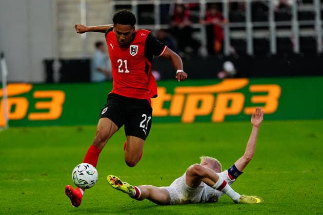 SOCCER - UEFA U21, U 21 EURO quali, AUT vs DEN VIENNA,AUSTRIA,02.OCT.26 - SOCCER - UEFA European Under-21 Championship 2027, qualifiers, OEFB Under-21 international match, Länderspiel, Nationalmannschaft Austria vs Denmark. Image shows Thierry Fidjeu Tazemeta (AUT), Oscar Hojlund (DEN).  GEPAxpictures xKevinxKada