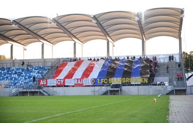 02.10.2026, Fussball, Herren, Testspiel, Saison 2026 2027, 1. FC Saarbrücken - AS Nancy-Lorraine, Fans von AS Nancy-Lorraine präsentieren eine Choreographie, Choreo Saarbrücken Ludwigsparkstadion Saarland Deutschland Copyright: xFabianxKleerx