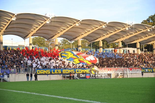 02.10.2026, Fussball, Herren, Testspiel, Saison 2026 2027, 1. FC Saarbrücken - AS Nancy-Lorraine, Fans des 1. FC Saarbrücken präsentieren eine Choreographie, Choreo Saarbrücken Ludwigsparkstadion Saarland Deutschland Copyright: xFabianxKleerx