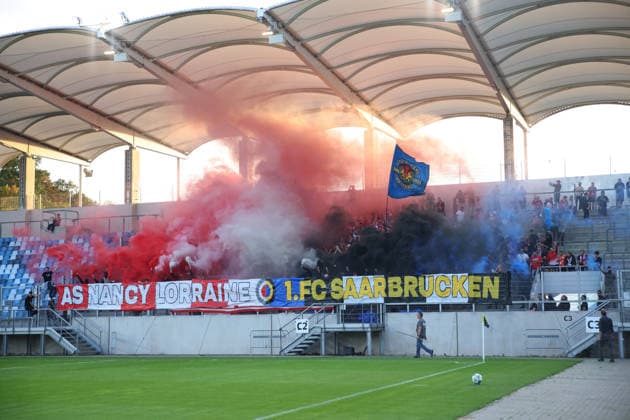 02.10.2026, Fussball, Herren, Testspiel, Saison 2026 2027, 1. FC Saarbrücken - AS Nancy-Lorraine, Fans von AS Nancy-Lorraine zünden Pyrotechnik, Pyro, Rauchbomben Saarbrücken Ludwigsparkstadion Saarland Deutschland Copyright: xFabianxKleerx
