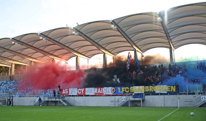 02.10.2026, Fussball, Herren, Testspiel, Saison 2026 2027, 1. FC Saarbrücken - AS Nancy-Lorraine, Fans von AS Nancy-Lorraine zünden Pyrotechnik, Pyro, Rauchbomben Saarbrücken Ludwigsparkstadion Saarland Deutschland Copyright: xFabianxKleerx