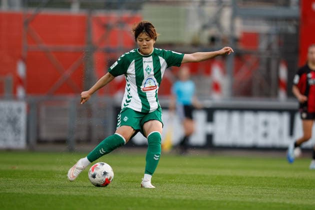 Fußball I Frauen I Saison 2026-2027 I Bundesliga I Bayer 04 Leverkusen - Werder Bremen I 02.10.2026 Mei Shimada (8, Werder Bremen) schießt auf das Tor Freisteller, Nahaufnahme, Porträt, Portrait, Einzelfoto, Einzelbild, Körper Leverkusen Ulrich-Haberland-Stadion Nordrhein-Westfalen Deutschland Copyright: xLobeca CedricxSiefkerx