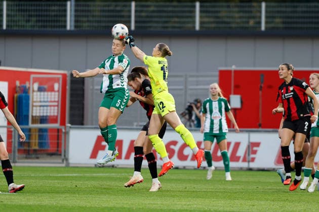 Fußball I Frauen I Saison 2026-2027 I Bundesliga I Bayer 04 Leverkusen - Werder Bremen I 02.10.2026 Michelle Ulbrich (5, Werder Bremen) und Rafaela Borggräfe (12, Bayer 04 Leverkusen) im Zweikampf. Nach dem Zweikampf gibt es Strafstoß für Leverkusen Die Torhüterin muss behandelt werden. im Zweikampf Leverkusen Ulrich-Haberland-Stadion Nordrhein-Westfalen Deutschland Copyright: xLobeca CedricxSiefkerx