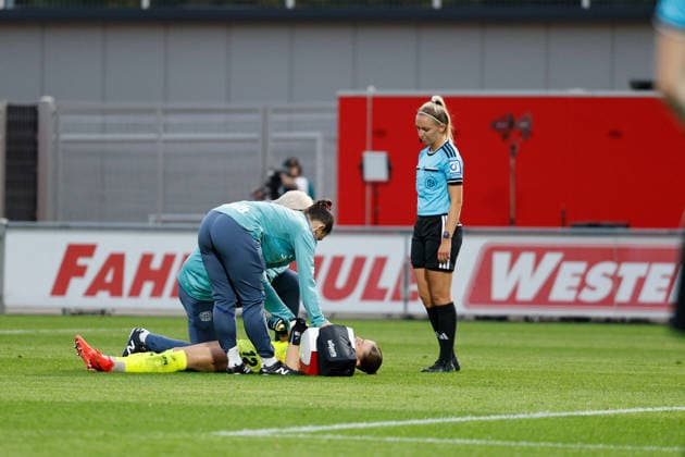 Fußball I Frauen I Saison 2026-2027 I Bundesliga I Bayer 04 Leverkusen - Werder Bremen I 02.10.2026 Rafaela Borggräfe (12, Bayer 04 Leverkusen) muss nach einem Zweikampf behandelt werden. Leverkusen Ulrich-Haberland-Stadion Nordrhein-Westfalen Deutschland Copyright: xLobeca CedricxSiefkerx