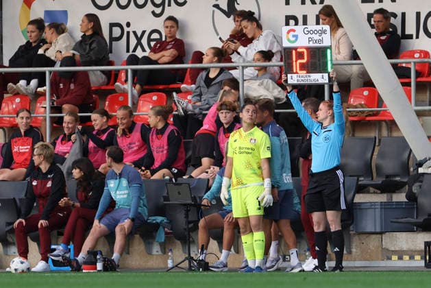 Torfrau Charlotte Voll (Bayer 04 Leverkusen) Einwechslung waehrend des Spiels der Frauen Bundesliga zwischen Bayer 04 Leverkusen und SV Werder Bremen, Ulrich-Haberland-Stadion am 02. October 2026 in Leverkusen, Deutschland. (Foto von Oliver Kaelke DeFodi Images) +++ Torfrau Charlotte Voll (Bayer 04 Leverkusen) substitutes during the Bundesliga match between Bayer 04 Leverkusen and SV Werder Bremen at Ulrich-Haberland-Stadion on October 2, 2026 in Leverkusen, Germany. (Photo by Oliver Kaelke DeFodi Images) DFB DFL REGULATIONS PROHIBIT ANY USE OF PHOTOGRAPHS AS IMAGE SEQUENCES AND OR QUASI-VIDEO. (Photo by Oliver Kaelke DeFodi Images) -