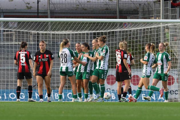 Luna Vanzeir (SV Werder Bremen) Torjubel,jubelt mit ihrer Mannschaft nach dem Treffer zum 0:1 waehrend des Spiels der Frauen Bundesliga zwischen Bayer 04 Leverkusen und SV Werder Bremen, Ulrich-Haberland-Stadion am 02. October 2026 in Leverkusen, Deutschland. (Foto von Oliver Kaelke DeFodi Images) +++ Luna Vanzeir (SV Werder Bremen) celebrates after scoring her team s first goal with teammates during the Bundesliga match between Bayer 04 Leverkusen and SV Werder Bremen at Ulrich-Haberland-Stadion on October 2, 2026 in Leverkusen, Germany. (Photo by Oliver Kaelke DeFodi Images) DFB DFL REGULATIONS PROHIBIT ANY USE OF PHOTOGRAPHS AS IMAGE SEQUENCES AND OR QUASI-VIDEO. (Photo by Oliver Kaelke DeFodi Images) -