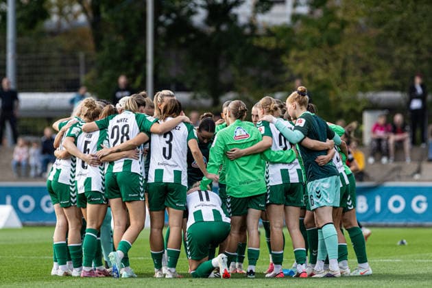 Google Pixel Frauen-Bundesliga: Bayer 04 Leverkusen Frauen - SV Werder Bremen Frauen; 02.10.2026 SV Werder Bremen Frauen im Teamkreis bis zum Spielbeginn. Google Pixel Frauen-Bundesliga: Bayer 04 Leverkusen Frauen - SV Werder Bremen Frauen; BayArena, Leverkusen, 02.10.2026 DFL regulations prohibit any use of photographs as image sequences and or quasi video. Copyright: xBEAUTIFULxSPORTS Buriakovx