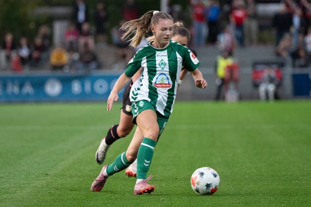 Michelle Weiss 15 (Werder Bremen Frauen) am Ball, Bayer 04 Leverkusen Frauen vs. SV Werder Bremen Frauen, Fussball, Google Pixel Frauen-Bundesliga, 6. Spieltag, 2026 2027, 02.10.2026 DFB regulations prohibit any use of photographs as image sequences and or quasi-video Leverkusen Nordrhein-Westfalen Deutschland