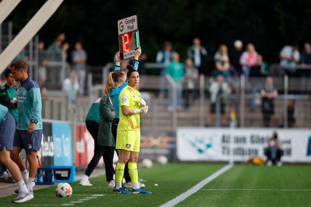 Fußball I Frauen I Saison 2026-2027 I Bundesliga I Bayer 04 Leverkusen - Werder Bremen I 02.10.2026 Charlotte Voll (1, Bayer 04 Leverkusen) wird eingewechselt nachdem sich Rafaela Borggräfe (12, Bayer 04 Leverkusen) verletzt hat. Leverkusen Ulrich-Haberland-Stadion Nordrhein-Westfalen Deutschland Copyright: xLobeca CedricxSiefkerx