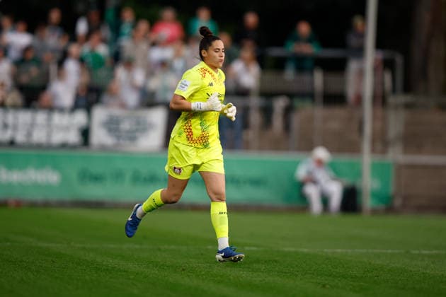 Fußball I Frauen I Saison 2026-2027 I Bundesliga I Bayer 04 Leverkusen - Werder Bremen I 02.10.2026 Charlotte Voll (1, Bayer 04 Leverkusen) läuft auf das Spielfeld und muss sofort einen Strafstoß halten. Freisteller, Nahaufnahme, Porträt, Portrait, Einzelfoto, Einzelbild, Körper Leverkusen Ulrich-Haberland-Stadion Nordrhein-Westfalen Deutschland Copyright: xLobeca CedricxSiefkerx