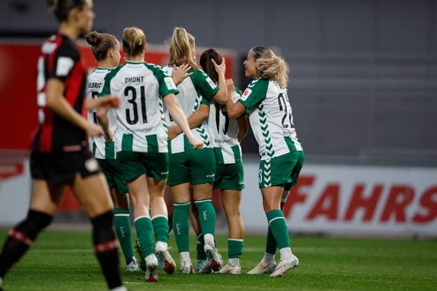 Fußball I Frauen I Saison 2026-2027 I Bundesliga I Bayer 04 Leverkusen - Werder Bremen I 02.10.2026 Werder Bremen feiert ihre Torschützin Luna Vanzeir (13, Werder Bremen) Jubel, Freude, Strafstoß. Tor Leverkusen Ulrich-Haberland-Stadion Nordrhein-Westfalen Deutschland Copyright: xLobeca CedricxSiefkerx