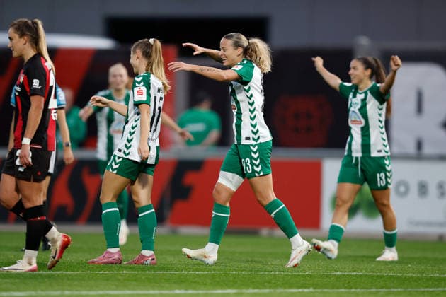 Fußball I Frauen I Saison 2026-2027 I Bundesliga I Bayer 04 Leverkusen - Werder Bremen I 02.10.2026 Michelle Weiss (15, Werder Bremen) schießt ein Tor und jubelt mit Luna Vanzeir (13, Werder Bremen) Leverkusen Ulrich-Haberland-Stadion Nordrhein-Westfalen Deutschland Copyright: xLobeca CedricxSiefkerx