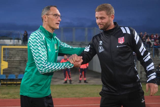 02.10.2026 Fußball Herren 2026 2027 dachbleche24-Landespokal 2. Runde SG Reppichau - Hallescher FC Paul-Greifzu-Stadion Dessau-Roßlau David Ritze (Reppichau, Trainer, links) und Robert Schröder (Hallescher FC, Trainer, rechts) vor dem Spiel. Dessau-Roßlau Sachsen-Anhalt Deutschland
