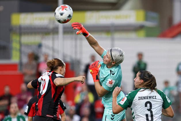 Estrella Merino Gonzalez (Bayer 04 Leverkusen) und Torfrau Vanessa Fischer (SV Werder Bremen) im Zweikampf waehrend des Spiels der Frauen Bundesliga zwischen Bayer 04 Leverkusen und SV Werder Bremen, Ulrich-Haberland-Stadion am 02. October 2026 in Leverkusen, Deutschland. (Foto von Oliver Kaelke DeFodi Images) +++ Estrella Merino Gonzalez (Bayer 04 Leverkusen) und Torfrau Vanessa Fischer (SV Werder Bremen) battle for the ball during the Bundesliga match between Bayer 04 Leverkusen and SV Werder Bremen at Ulrich-Haberland-Stadion on October 2, 2026 in Leverkusen, Germany. (Photo by Oliver Kaelke DeFodi Images) DFB DFL REGULATIONS PROHIBIT ANY USE OF PHOTOGRAPHS AS IMAGE SEQUENCES AND OR QUASI-VIDEO. (Photo by Oliver Kaelke DeFodi Images) -