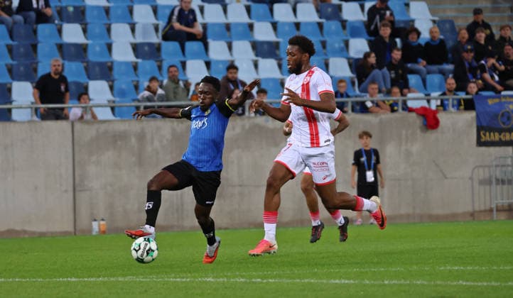 02.10.2026, Fussball, Herren, Testspiel, Saison 2026 2027, 1. FC Saarbrücken - AS Nancy-Lorraine, Kelsey Owusu (1. FC Saarbruecken) Yannis Nahounou (AS Nancy-Lorraine) Saarbrücken Ludwigsparkstadion Saarland Deutschland Copyright: xFabianxKleerx