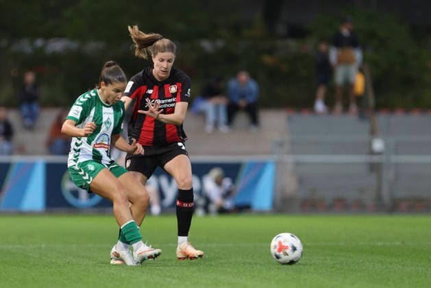 Luna Vanzeir (SV Werder Bremen) und Lilla Turanyi (Bayer 04 Leverkusen) im Zweikampf waehrend des Spiels der Frauen Bundesliga zwischen Bayer 04 Leverkusen und SV Werder Bremen, Ulrich-Haberland-Stadion am 02. October 2026 in Leverkusen, Deutschland. (Foto von Oliver Kaelke DeFodi Images) +++ Luna Vanzeir (SV Werder Bremen) und Lilla Turanyi (Bayer 04 Leverkusen) battle for the ball during the Bundesliga match between Bayer 04 Leverkusen and SV Werder Bremen at Ulrich-Haberland-Stadion on October 2, 2026 in Leverkusen, Germany. (Photo by Oliver Kaelke DeFodi Images) DFB DFL REGULATIONS PROHIBIT ANY USE OF PHOTOGRAPHS AS IMAGE SEQUENCES AND OR QUASI-VIDEO. (Photo by Oliver Kaelke DeFodi Images) -