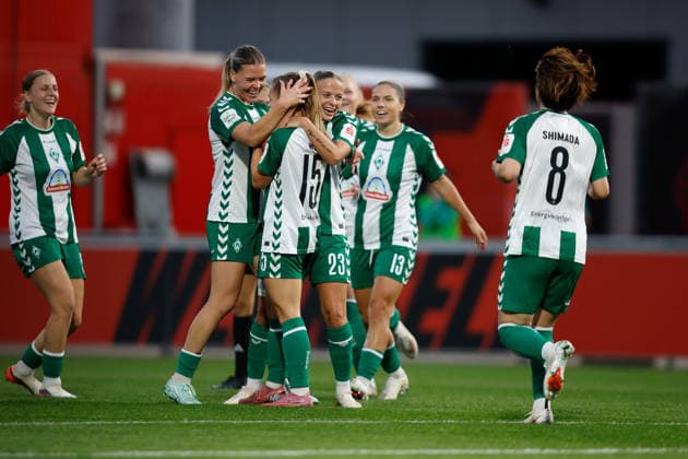 Fußball I Frauen I Saison 2026-2027 I Bundesliga I Bayer 04 Leverkusen - Werder Bremen I 02.10.2026 Torschützin Michelle Weiss (15, Werder Bremen) und ihr Team feiern den 2:0 Führungstreffer und jubeln zusammen. Leverkusen Ulrich-Haberland-Stadion Nordrhein-Westfalen Deutschland Copyright: xLobeca CedricxSiefkerx