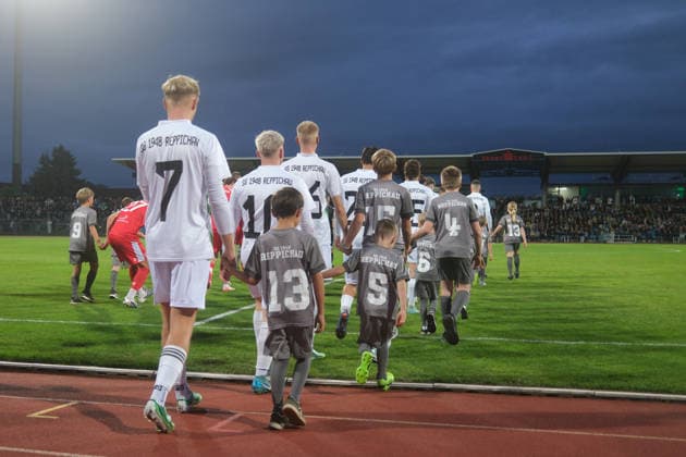 02.10.2026 Fußball Herren 2026 2027 dachbleche24-Landespokal 2. Runde SG Reppichau - Hallescher FC Paul-Greifzu-Stadion Dessau-Roßlau Die SG Reppichau läuft zum Spiel ein. Dessau-Roßlau Sachsen-Anhalt Deutschland