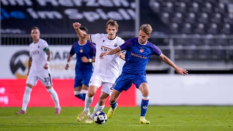 v.li.: Max Christiansen (SVS, 26), Nicklas Shipnoski (FCK, 7), Zweikampf, Spielszene, Duell, duel, tackle, tackling, Dynamik, Action, Aktion, 02.10.2026, Sandhausen (Deutschland), Fussball, Regionalliga Südwest, SV Sandhausen - 1. FC Kaiserslautern II