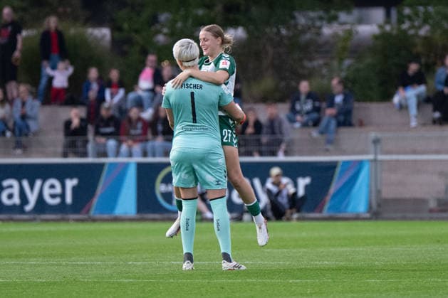 Vanessa Fischer 1 (Werder Bremen Frauen) und Sarah Gutmann 27 (Werder Bremen Frauen) jubeln über das Tor zum 0:1, Bayer 04 Leverkusen Frauen vs. SV Werder Bremen Frauen, Fussball, Google Pixel Frauen-Bundesliga, 6. Spieltag, 2026 2027, 02.10.2026 DFB regulations prohibit any use of photographs as image sequences and or quasi-video Leverkusen Nordrhein-Westfalen Deutschland