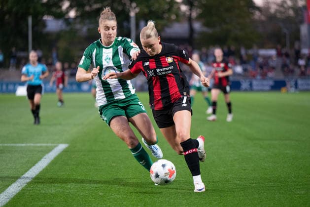 Cornelia Kramer 7 (Bayer 04 Leverkusen Frauen) im Zweikampf, Aktion, mit Michelle Ulbrich 5 (Werder Bremen Frauen), Bayer 04 Leverkusen Frauen vs. SV Werder Bremen Frauen, Fussball, Google Pixel Frauen-Bundesliga, 6. Spieltag, 2026 2027, 02.10.2026 DFB regulations prohibit any use of photographs as image sequences and or quasi-video Leverkusen Nordrhein-Westfalen Deutschland