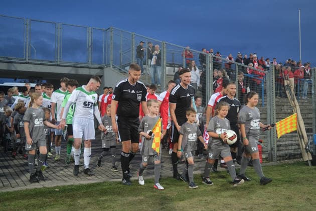 02.10.2026 Fußball Herren 2026 2027 dachbleche24-Landespokal 2. Runde SG Reppichau - Hallescher FC Paul-Greifzu-Stadion Dessau-Roßlau Laurenz Werner (Schiedsrichter), Benedict Ohrdorf (Assistent 1) und Marcel Meier (Assistent 2) führen beide Mannschaften auf das Feld. Dessau-Roßlau Sachsen-Anhalt Deutschland