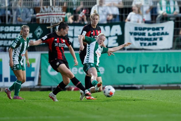 Fußball I Frauen I Saison 2026-2027 I Bundesliga I Bayer 04 Leverkusen - Werder Bremen I 02.10.2026 Claudia Wenger (5, Bayer 04 Leverkusen) und Elena Dhont (31, Werder Bremen) im Zweikampf Leverkusen Ulrich-Haberland-Stadion Nordrhein-Westfalen Deutschland Copyright: xLobeca CedricxSiefkerx